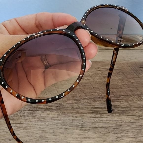 Plastic Everyday Tortoise Shell Sunglasses - Picture 6 of 6